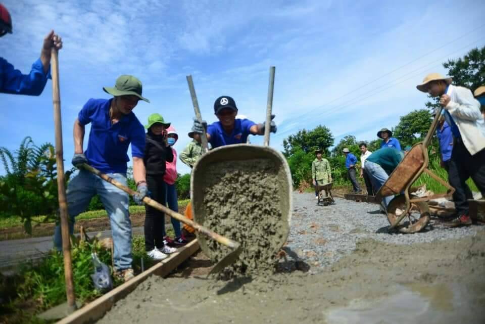 Thị đoàn Buôn Hồ thực hiện công trình thanh niên: đường giao thông nông thôn tại Buôn Pon 2, xã Bình Thuận.